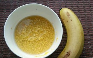 怎样制作美味可口的香蕉小米粥（简单易学，家庭必备的美味早餐）