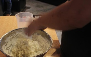 如何制作美味的顺风腊肠卷（一步步教你打造口感鲜美的腊肠卷）