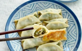 用野菜做出美味锅贴（采摘、制作、食用，分享一份回归自然的美食）