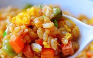 美味健康，蔬菜丁酱油炒饭（用新鲜蔬菜和特色酱油，轻松搞定一道健康美味的主食）