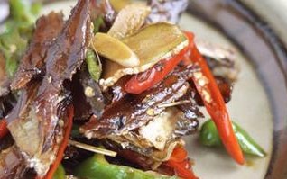 用香辣湘鱼干做一道美味佳肴（口感鲜美，香辣可口的湘鱼干料理）