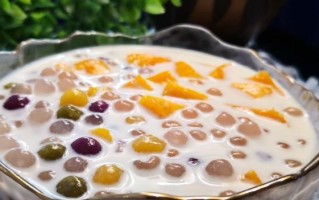 制作美味清凉西瓜芋圆西米露（清爽口感惹人爱，一起来品尝吧！）