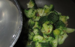 水煮西蓝花的美味做法（健康饮食从一道菜开始）