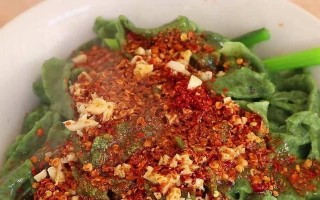 油泼菠菜搓搓的做法（家常小菜，健康美味，营养丰富）