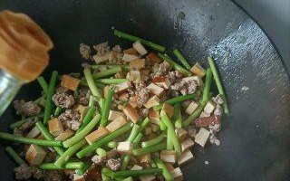 蒜苔香干炒肉末，美味健康的家常菜（如何制作口感鲜美的蒜苔香干炒肉末）