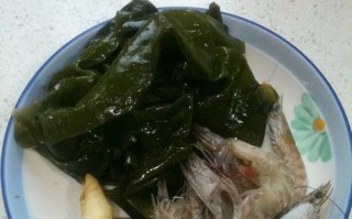 美味的虾仁海带汤做法（家庭厨房必备，简单易学的海鲜汤菜谱）