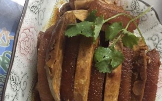 芋头扣肉煲的做法（做出香嫩可口的家常美食）