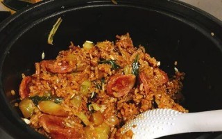 教你如何制作美味的以什锦腊肠焖饭（以什锦腊肠为主食材，加入多种配料的做法，惊艳你的味蕾）