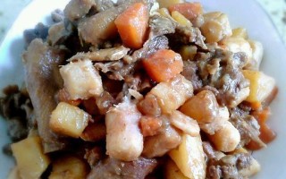 山药闷鸭的做法（营养丰富的山药与鲜嫩多汁的鸭肉相结合，味道鲜美）