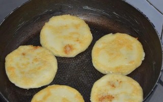 教你制作美味可口的土豆糯米饼（传统美食再现，口感软糯好吃）