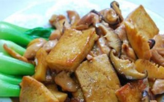 香菇烧豆腐——美味健康的素食佳肴（美味的素食菜谱，营养丰富的健康餐）