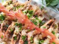 一口咬下的鲜香，蒜爆大虾的制作（家常菜谱，让你在家也能吃上大酒楼的美味）
