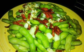 盐水毛豆，健康美味的夏日小食（以盐水烹制的毛豆，清爽开胃，营养健康）
