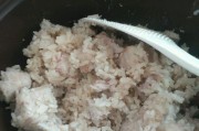 芋头闷饭，美味又健康（一道营养丰富的家常美食）