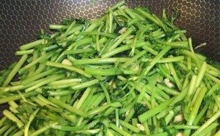 蒜蓉炒茼蒿的做法（一道清热解毒、美味营养的家常菜）