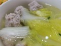 健康美味，小白菜贡丸汤的做法（家庭厨房，烹制美味小白菜贡丸汤）