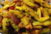 洋葱苦瓜五花肉的做法（香甜苦味交织，营养丰富的美味佳肴）
