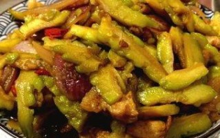 洋葱苦瓜五花肉的做法（香甜苦味交织，营养丰富的美味佳肴）