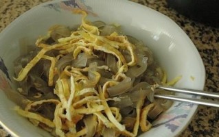 学会做美味可口的薯粉蛋丝（用薯粉和鸡蛋制作的简单早餐/营养丰富，口感绝佳）
