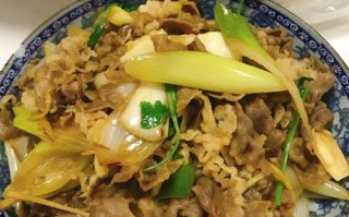 丝瓜炒肥牛，营养美味的佳肴（丝瓜和肥牛的完美搭配，家庭必备的一道菜）
