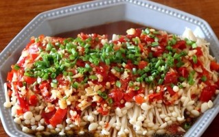 蒜蓉剁椒金针菇的制作方法（鲜香口感，营养丰富的佳肴）