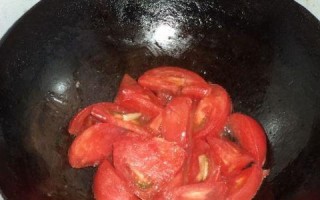 美味健康的西红柿炒豌豆食谱（口感清爽、简单易学，开启美食之旅！）