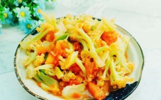 手把手教你做出美味可口的西红柿炒菜花（学习以西红柿为主料制作健康美食的关键技巧）