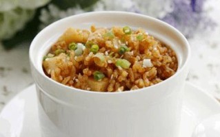 腌肉土豆焖饭的家常做法（口感香醇，营养丰富的一道美食）
