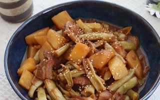 家常土豆芸豆炖肉的做法（一道温暖营养的家常菜）