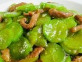 肉炒紫甘蓝加凉拌黄瓜做法大全（低卡健康，美味清爽，让你吃出好身材）
