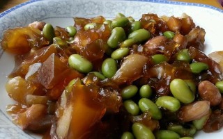 猪皮花生冻，美味与营养并存（以营养丰富的花生为主材料，加入猪皮炖制而成的冰爽甜品）