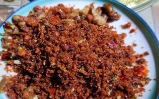 尝遍川味必点！鲊辣椒炕肥肠的制作（手把手教你制作正宗的鲊辣椒炕肥肠）