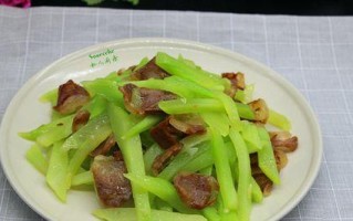 莴笋炒香肠，美味健康又简单（用新鲜莴笋和肉香浓郁的香肠，烹饪一道家常小菜）