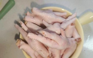 如何制作酸辣水晶鸡爪（口感爽脆，色香味俱佳，让你欲罢不能）