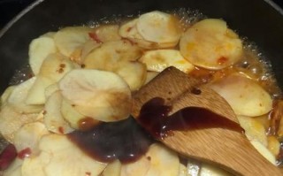 蒜香蚝油土豆片的做法（美味又健康的家常菜谱，让你爱上做饭）