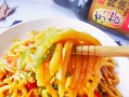 健康又美味的杂蔬炒面块（用五彩斑斓的蔬菜制作口感绝佳的美食）
