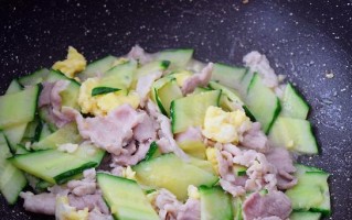 云南小瓜炒肉，口感鲜美（掌握做法，一起来尝试）