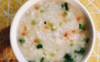 清爽健康的香菇田园蔬菜粥