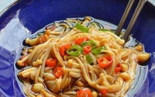 邂河蟹逅金针菇大快朵颐（以邂河蟹为主角的美食故事）