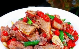 用土豆炖鸭肉，营养美味又简单（家常菜谱，让你做出好吃的土豆炖鸭肉）