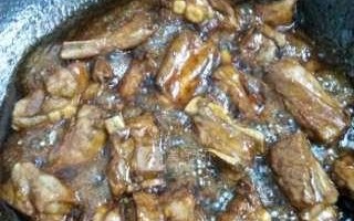 三杯排骨的家常做法（用料简单，口感香糯，快速上桌的美味佳肴）