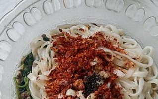 油泼辣子、嫩牛肉、手打面条、中国传统美食（油泼辣子、嫩牛肉、手打面条、中国传统美食）