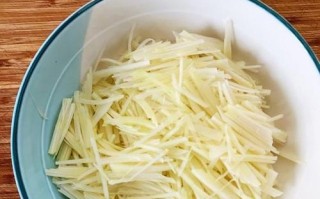 万能馅料，用油搭配更佳（以万能拌馅菜根油的做法为例，让你的家常菜更有味道）