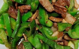 五花腩肉炒青椒，口感极佳的家常美食（一步步教你如何炒出香气扑鼻的五花腩肉炒青椒）