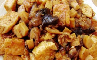 鲜香菇烧豆腐，营养美味的素菜佳肴（用新鲜的菇类，烹饪美味素食）