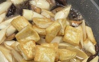 虾仁茭白炖豆腐，美味又营养（家庭厨房不可错过的一道汤菜）