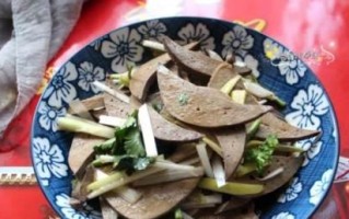营养美味的血皮菜凉拌猪肝（健康生活，美味享受）