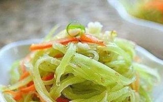 以莴苣笋为主材料的美食制作方法（健康美味，快乐享受）