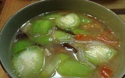 健康美味营养丰富的以西红柿丝瓜汤（秋季清爽饮品低卡路里的食谱）
