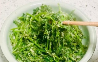 蒸出茼蒿的美味（一种简单、健康的烹饪方法）